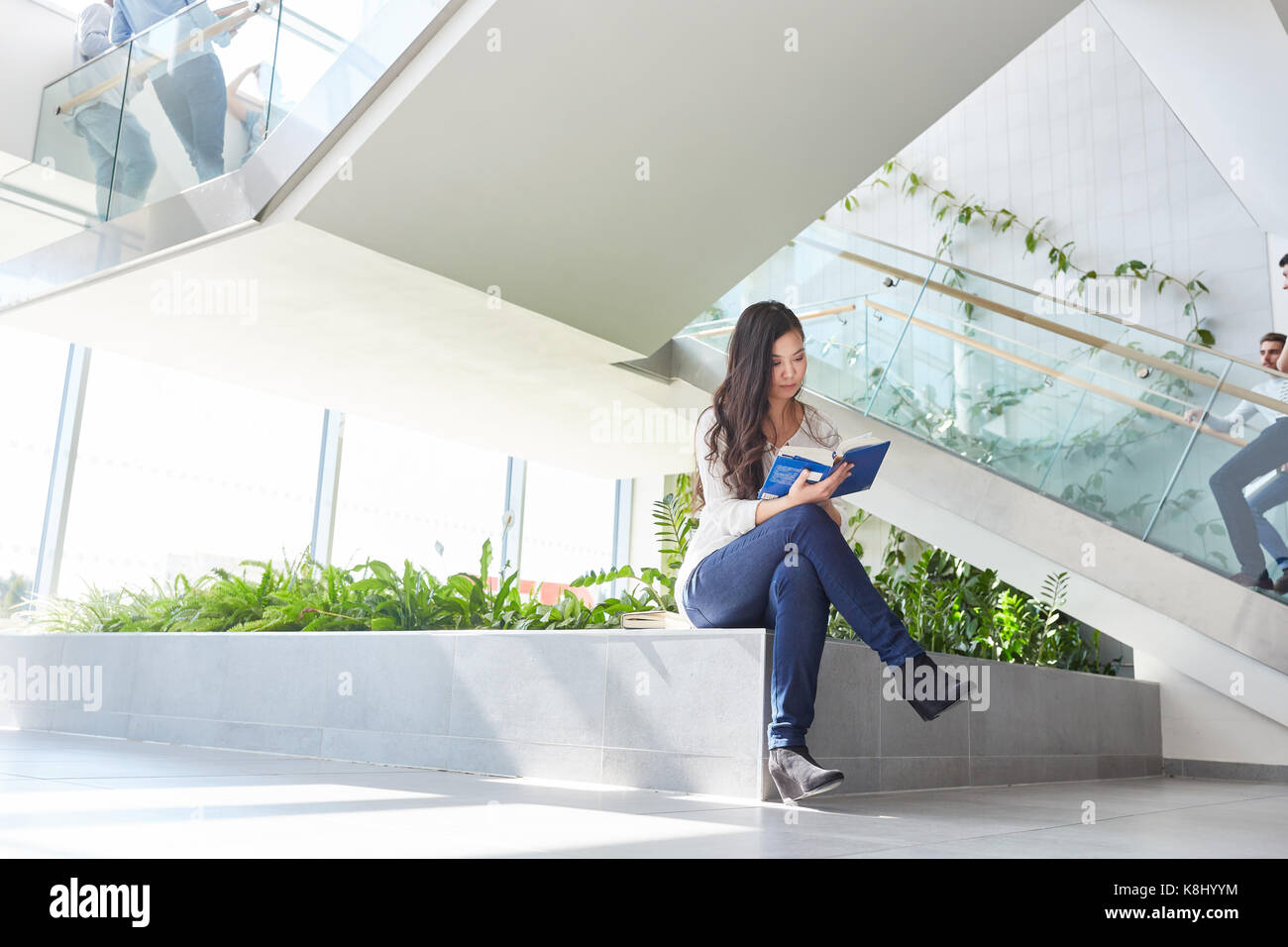 La donna come studente libro di lettura e di studio per esame Foto Stock