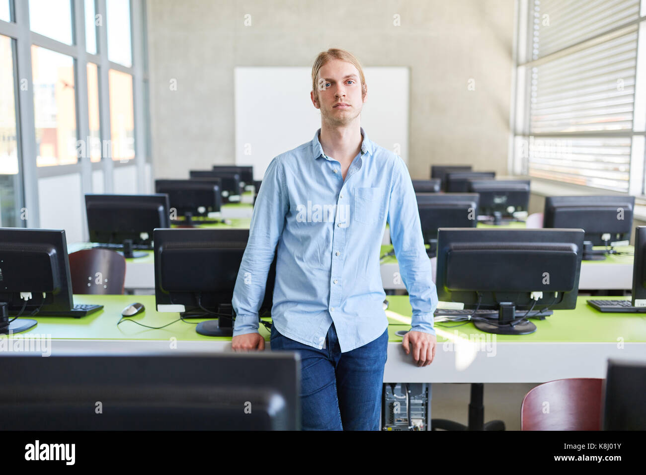 Giovane uomo come programmatore in corso di computer presso la university Foto Stock