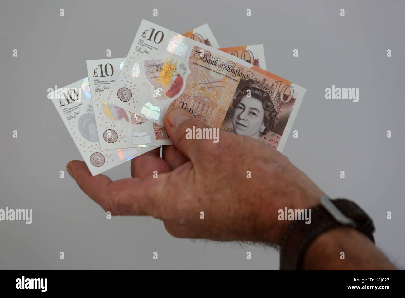 Un uomo nella foto tenendo un nuovo dieci pound nota nella sua casa a Chichester, west sussex, Regno Unito. Foto Stock