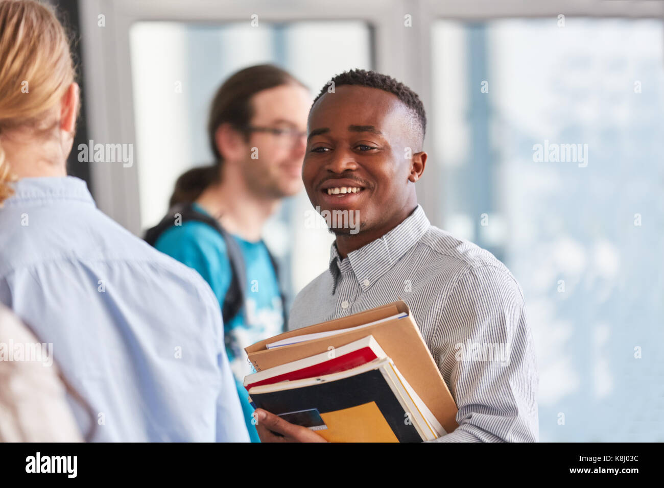 Contenuto studente africano in università azienda libri di testo Foto Stock