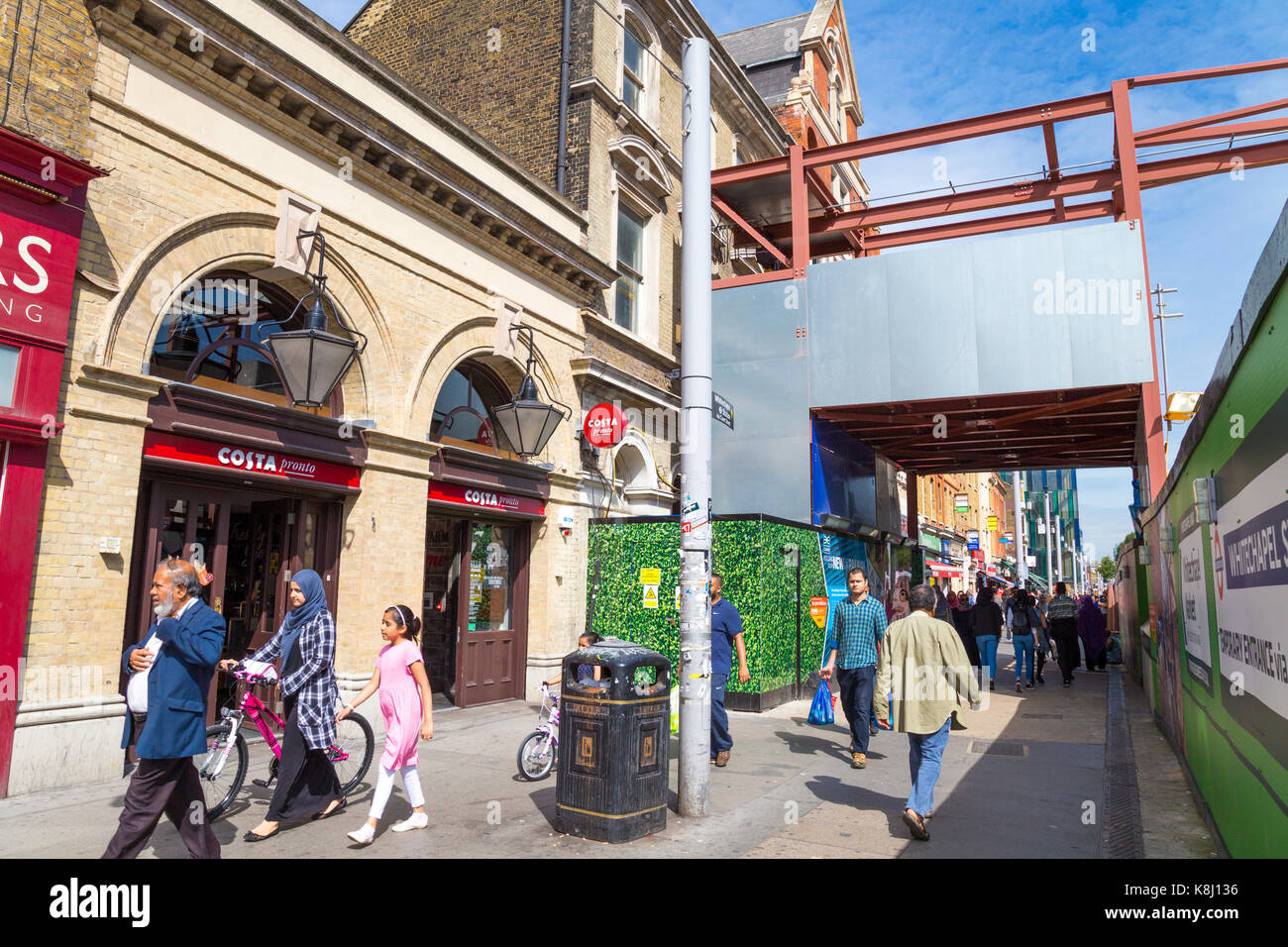L'entrata principale della stazione della metropolitana Whitechapel e' chiusa durante lo sviluppo della Crossrail, Londra, Regno Unito Foto Stock