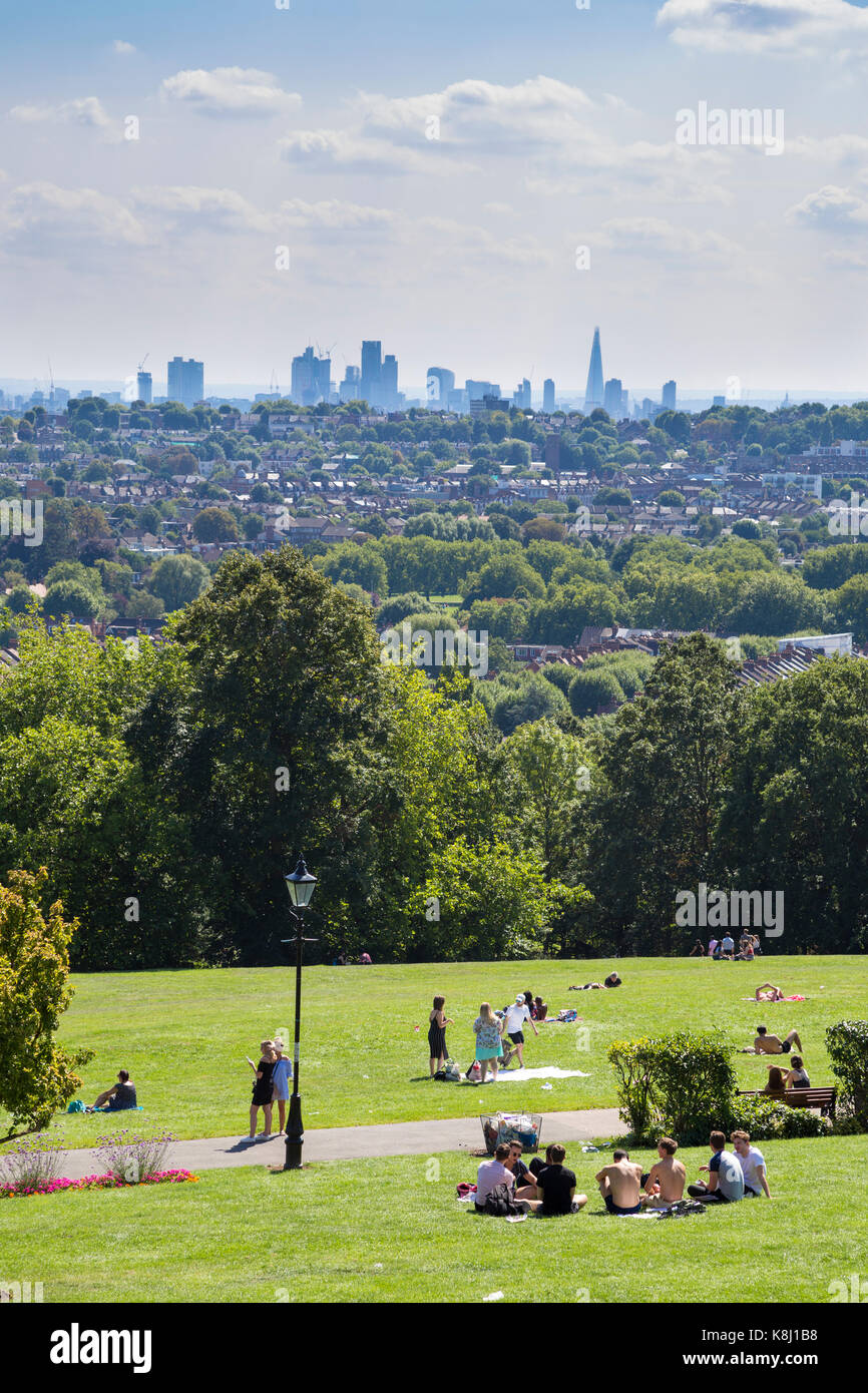 La gente camminare e fare picnic a Alexandra Palace parco con vedute di Londra Nord e centrale dello skyline di Londra, London, Regno Unito Foto Stock
