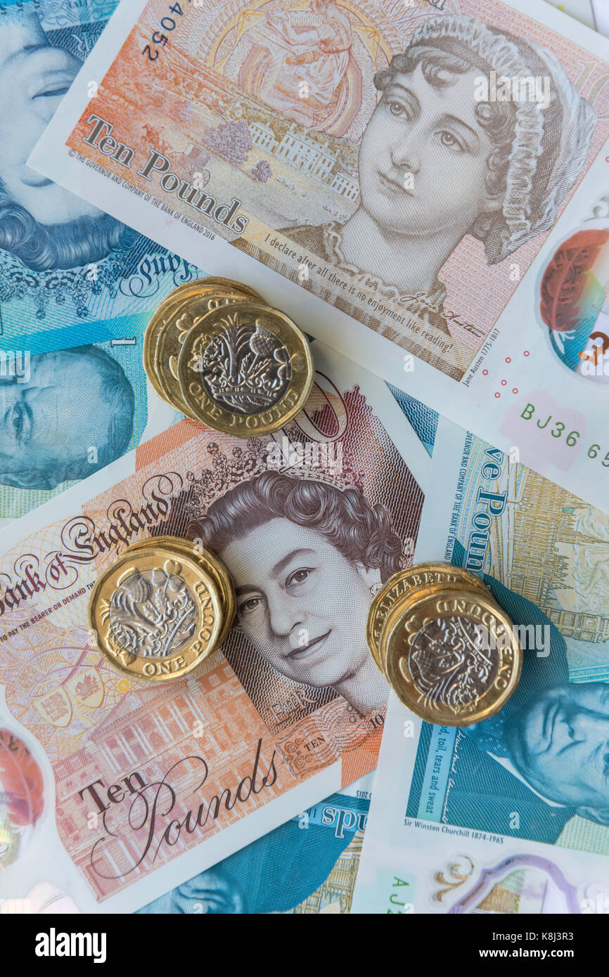 Nuova valuta britannica (una libbra di monete, cinque pound e dieci pound note, London, England, Regno Unito Foto Stock