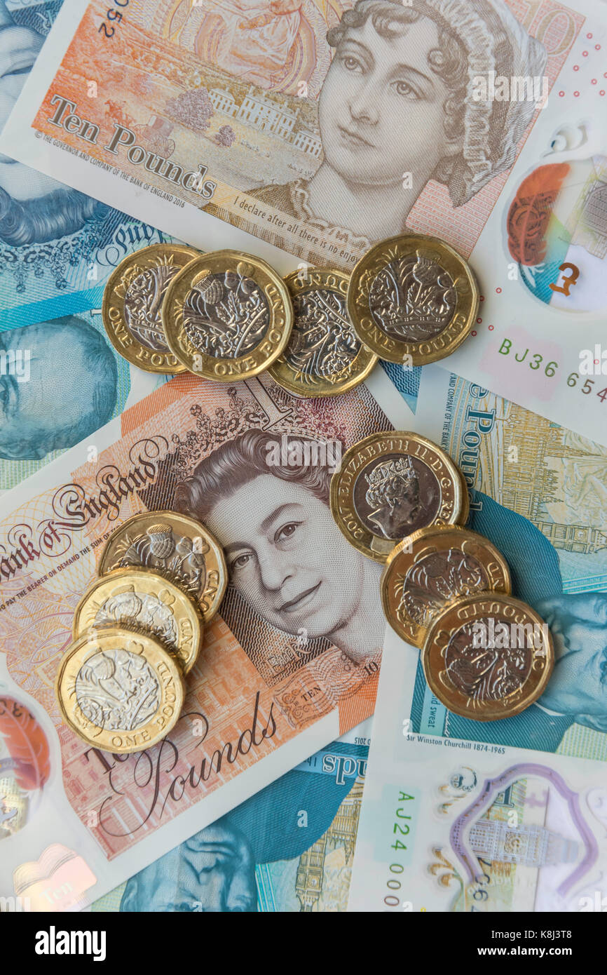 Nuova valuta britannica (una libbra di monete, cinque pound e dieci pound note, London, England, Regno Unito Foto Stock