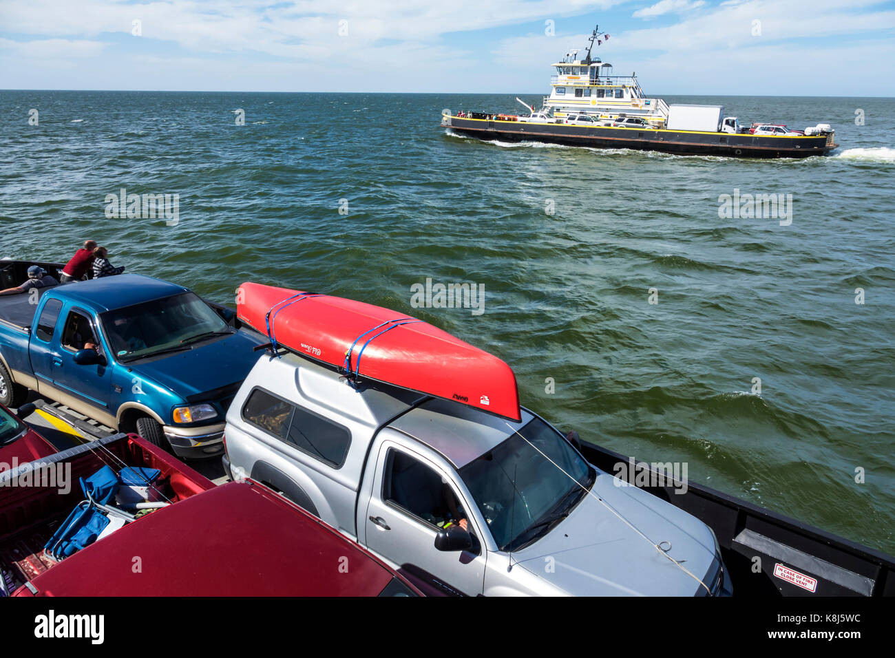 North Carolina,NC,Outer Banks,Pamlico Sound,Isola di Ocracoke,Hatteras,traghetto,acqua,navigazione,veicoli,onde,barca passando,trasporto canoa,NC170518137 Foto Stock