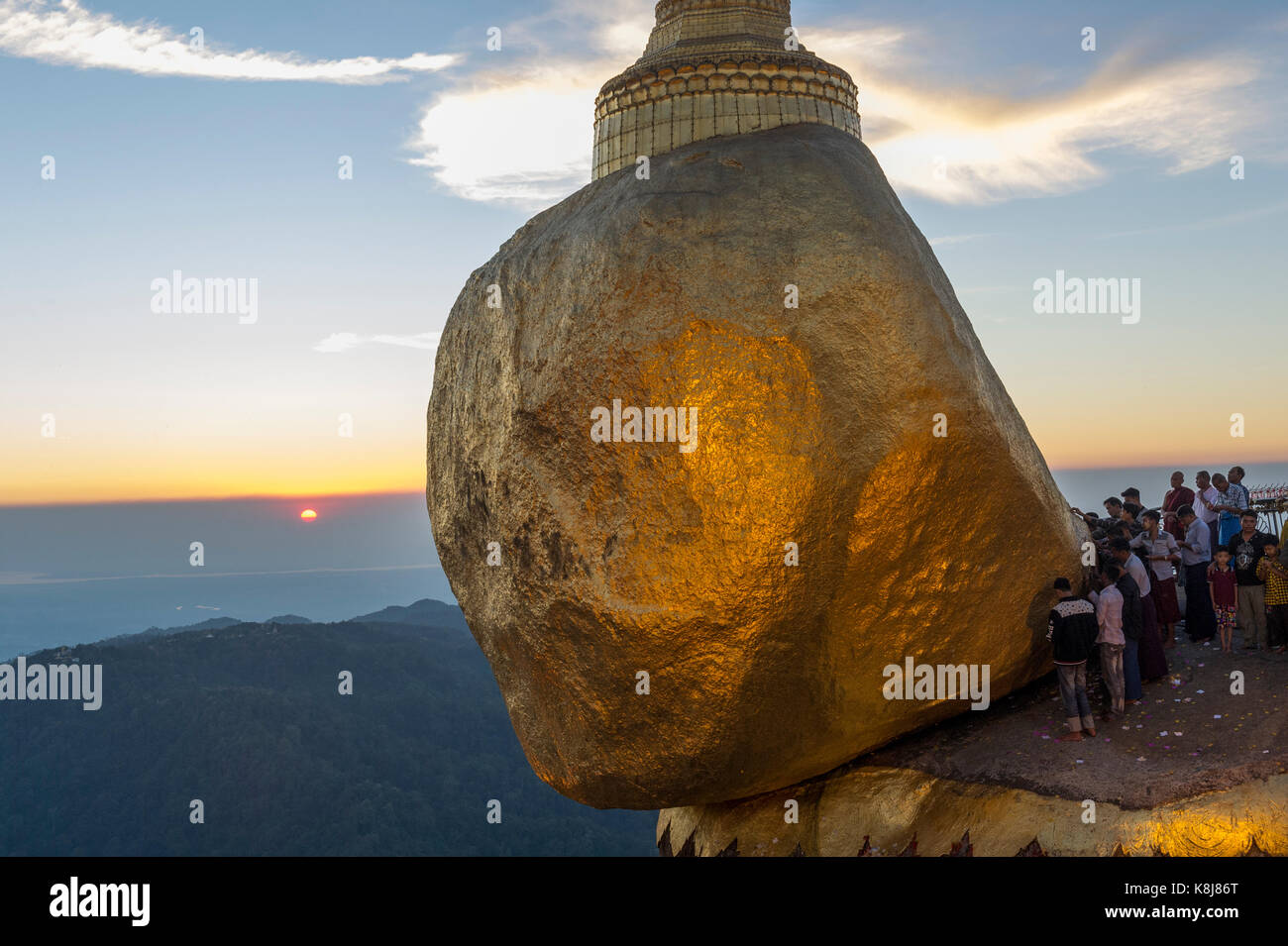 Myanmar (ex Birmania). Kyaiktiyo. Membro Lunedi sito sacro del golden rock Foto Stock