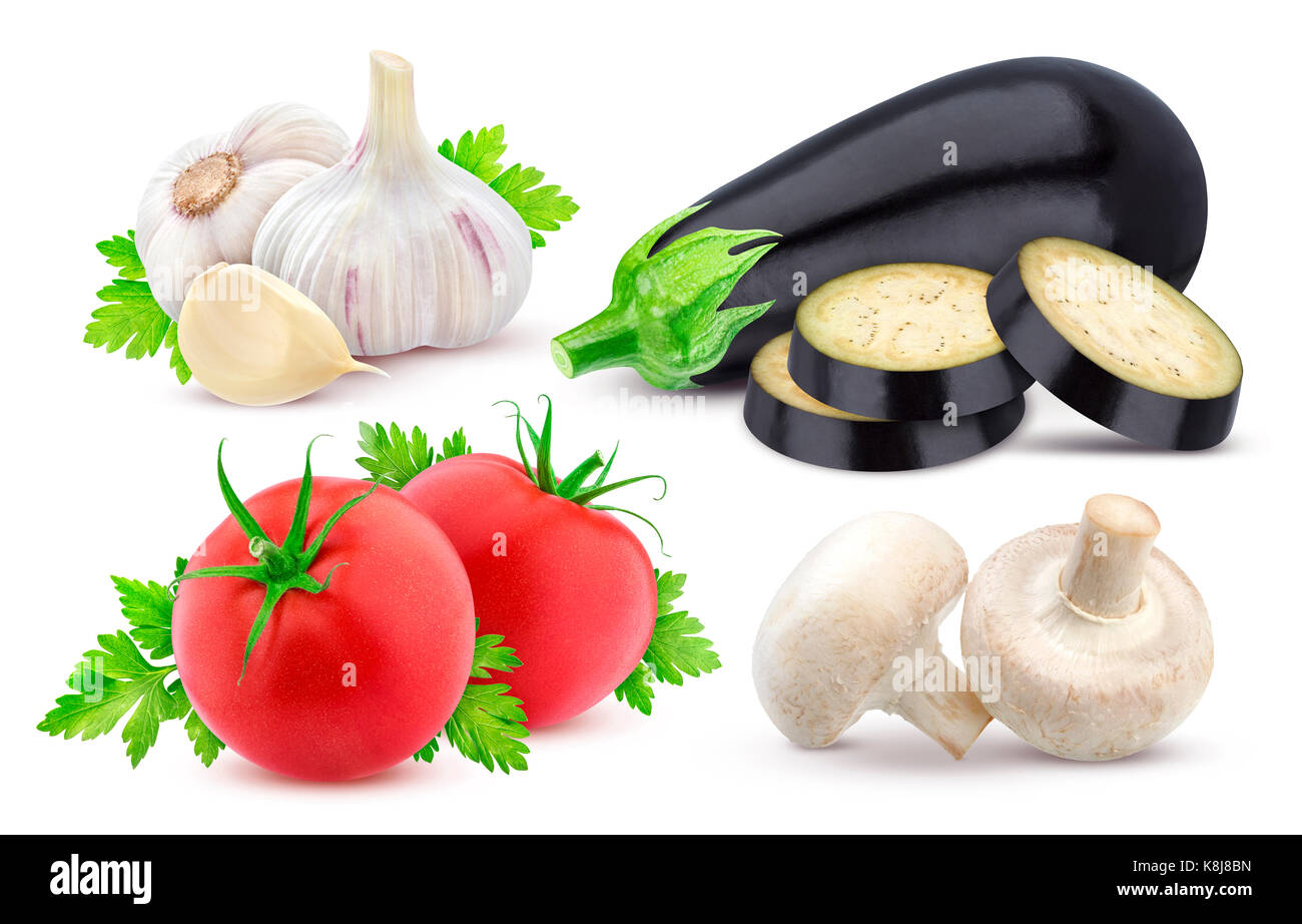 Ortaggi freschi isolato. melanzane, pomodoro e aglio isolato su sfondo bianco con tracciato di ritaglio Foto Stock