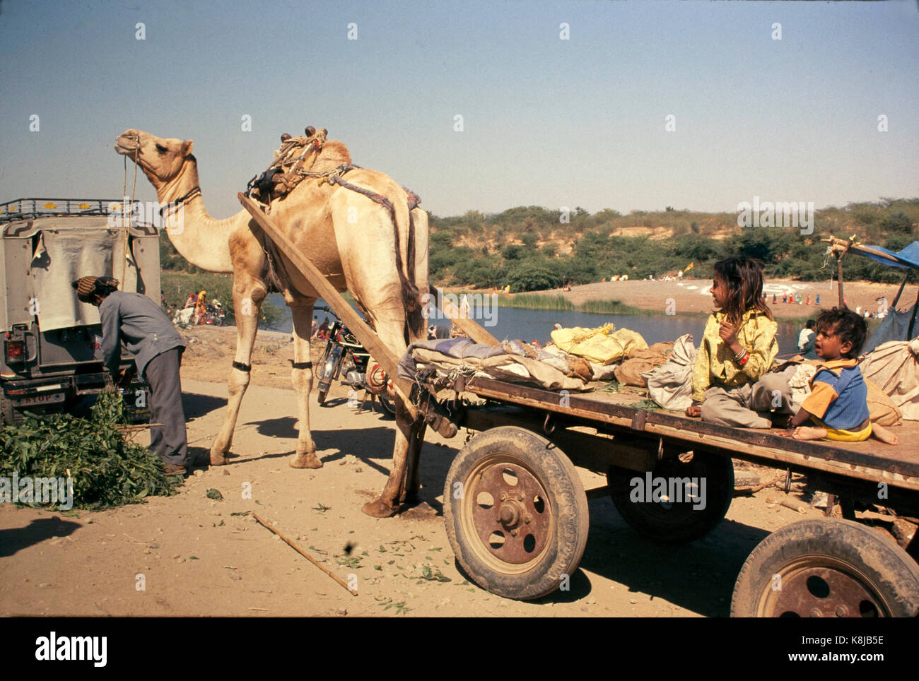 Famiglia proveniente da cammello carrello ad una fiera Foto Stock