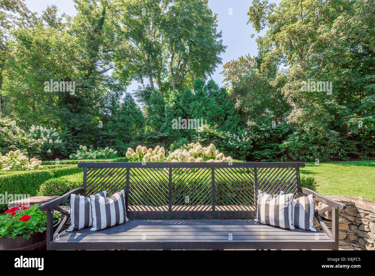 Letto da giorno all'aperto in un lussureggiante paesaggio del cortile negli Hamptons, East Hampton, NY Foto Stock