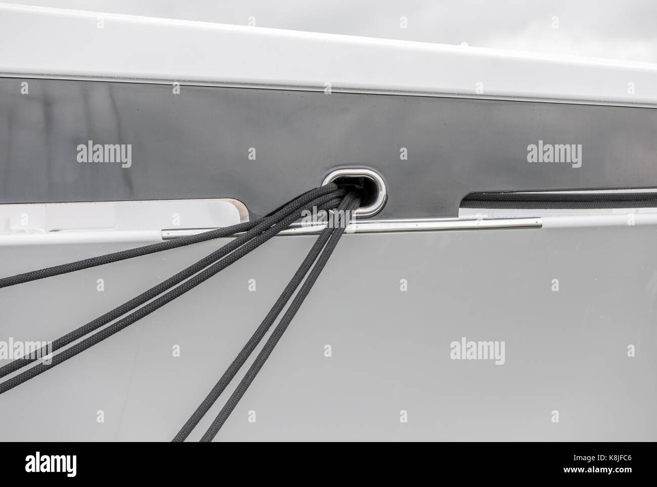 Linee che corrono attraverso la piccola apertura su uno yacht in sag harbor, NY Foto Stock