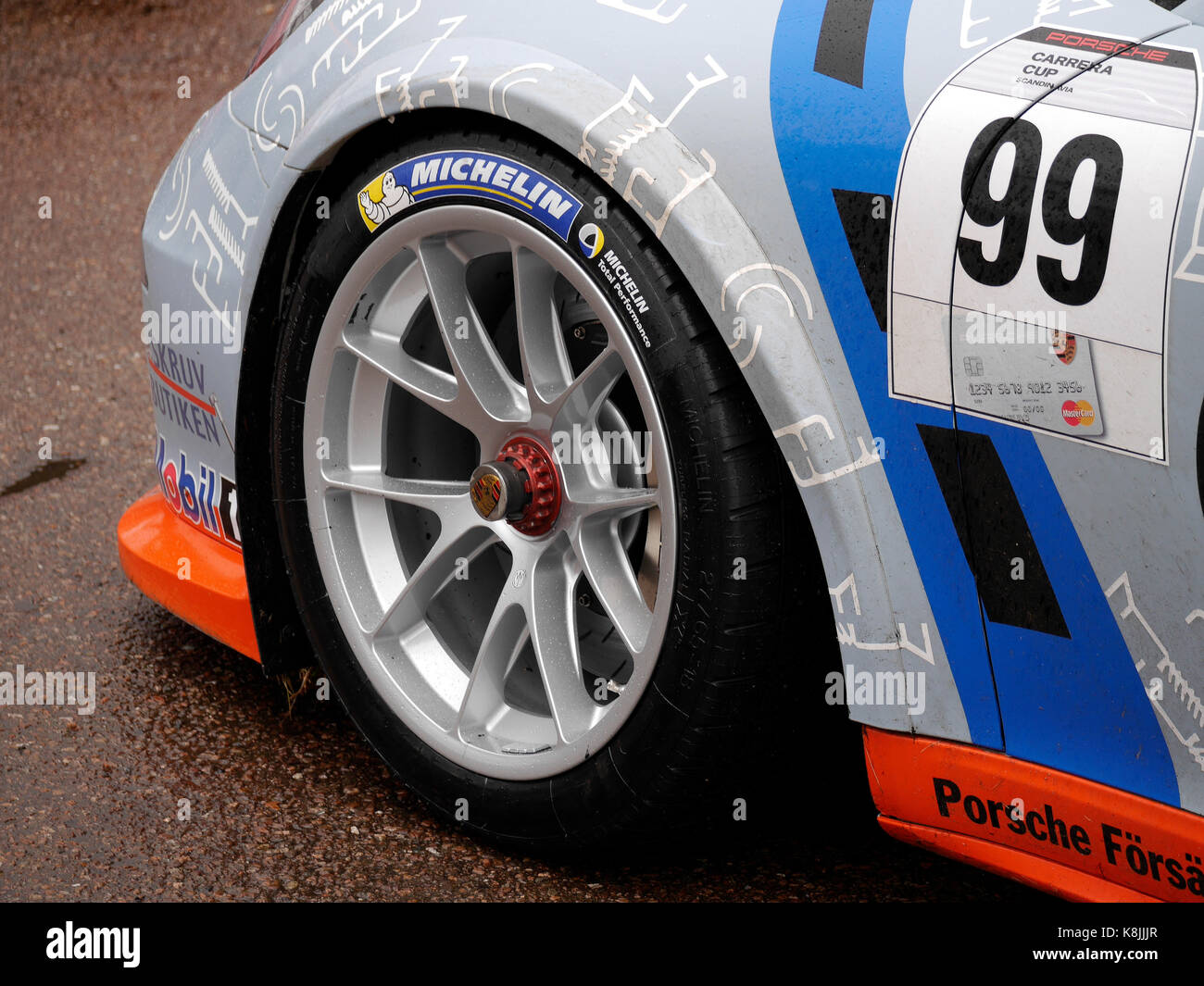 Ruota anteriore sinistra di una Porsche alla Porsche Carrera Cup che si tiene ad Anderstorp, Småland, Svezia. Foto Stock