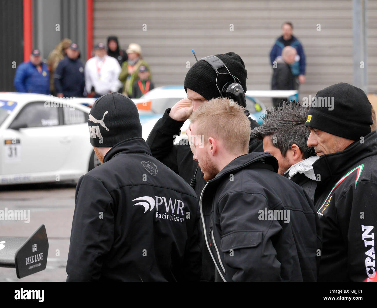 Il team PWR Racing Team Crew si è riunito prima dell'inizio della gara ad Anderstorp, Småland, Svezia. Porsche Carrera Cup. Foto Stock