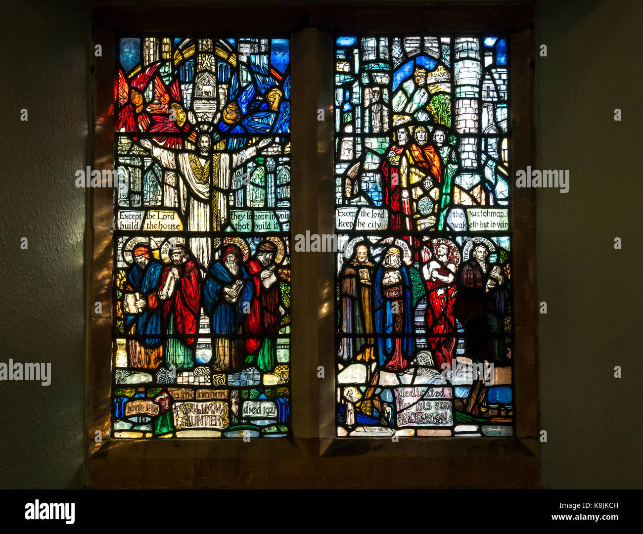 Finestra di vetro colorato in memoria di William Hunter, Chiesa Presbiteriana di Scozia, Chalmers Memorial Church, Port Seton, East Lothian, Scozia, Regno Unito Foto Stock
