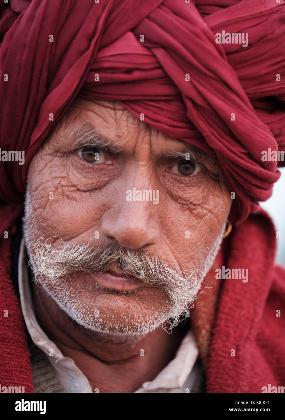 Pushkar, India - circa novembre 2016: ritratto o agricoltore di Rajasthani a Pushkar camel fair grounds. Si tratta di uno dei più grandi del mondo camel fiere. oltre Foto Stock