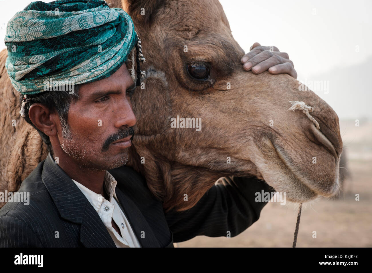 Pushkar, India - circa novembre 2016: ritratto di herder e camel in pushkar camel fair grounds. Si tratta di uno dei più grandi del mondo camel fiere. ap Foto Stock