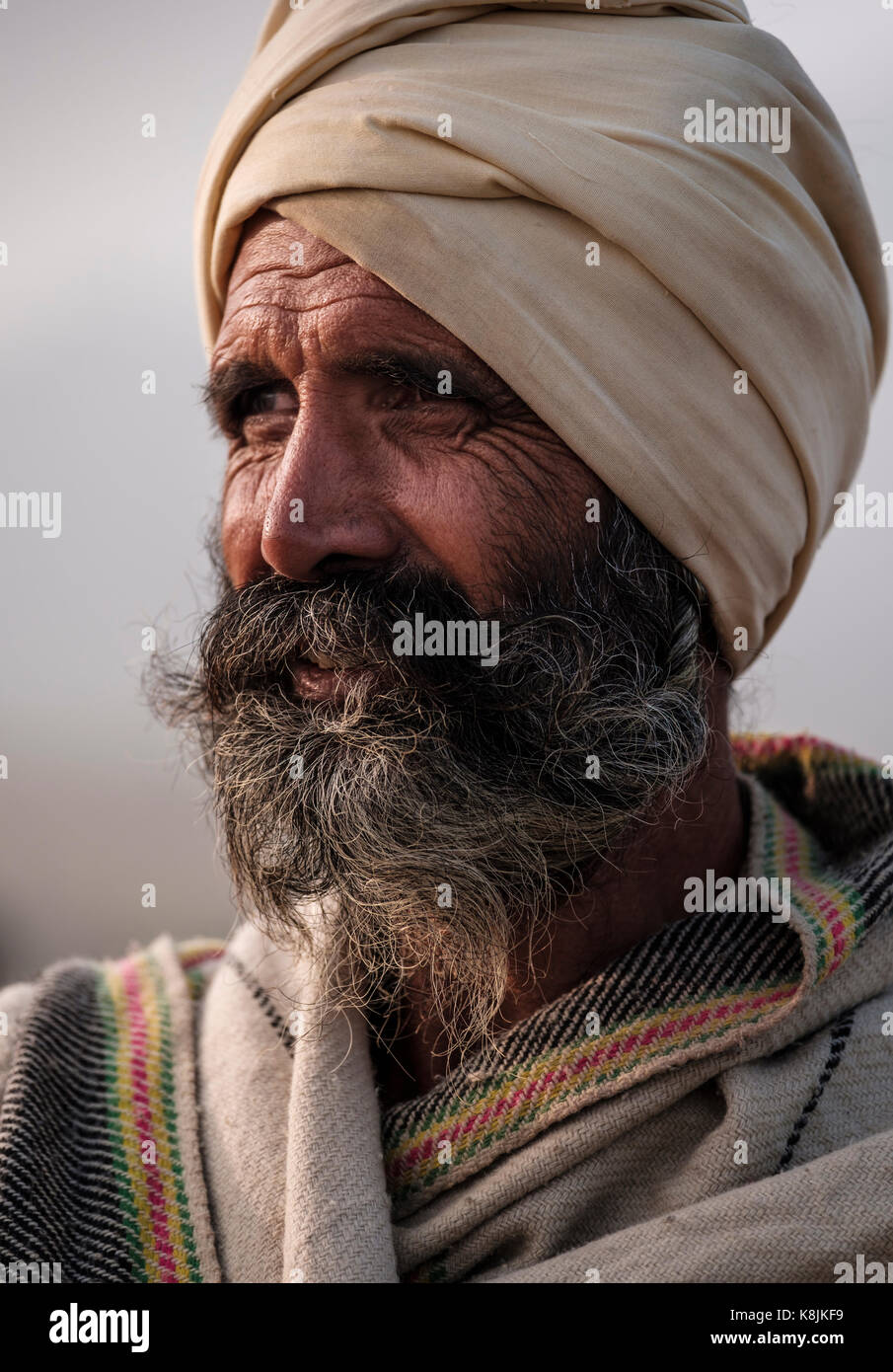 Pushkar, India - circa novembre 2016: ritratto o agricoltore di Rajasthani a Pushkar camel fair grounds. Si tratta di uno dei più grandi del mondo camel fiere. oltre Foto Stock