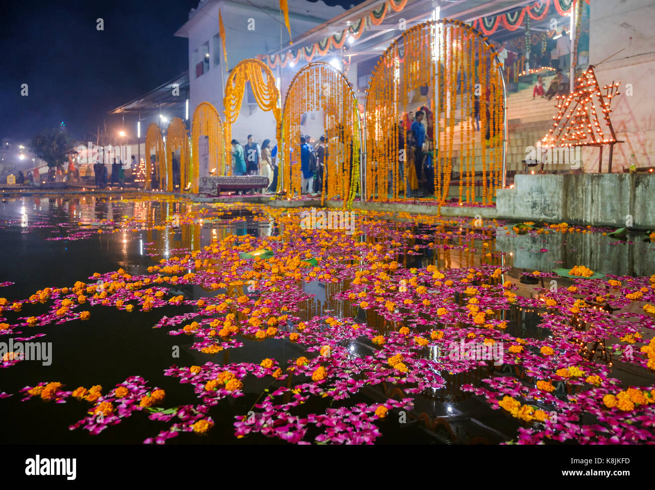 Pushkar, India - circa novembre 2016: celebrazioni indù intorno al Lago di Pushkar durante il cammello di Pushkar fair Foto Stock