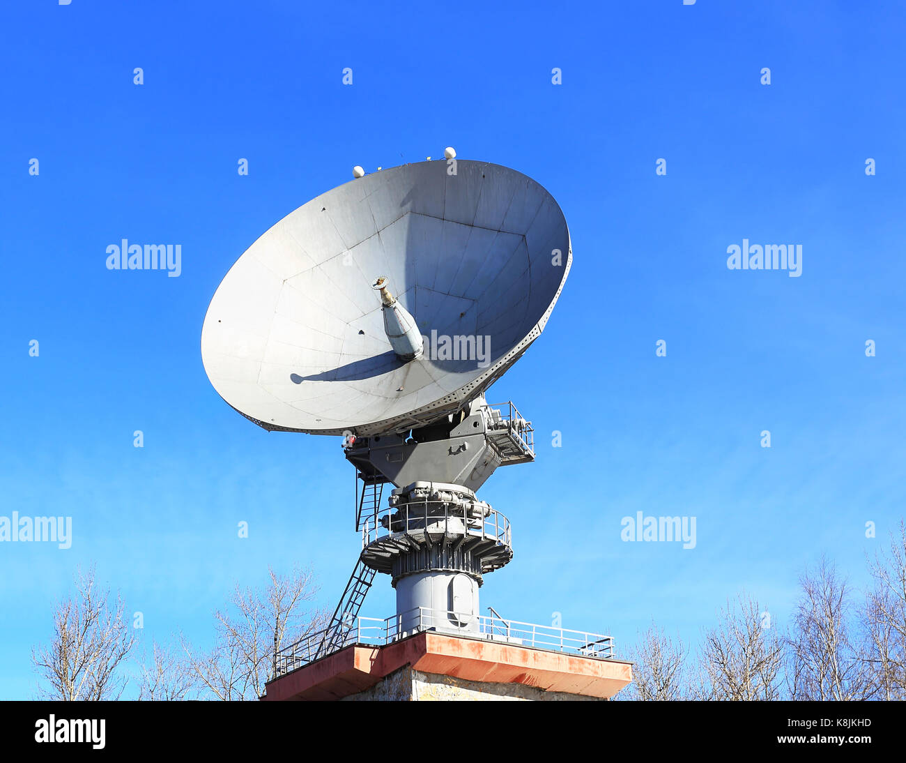 Antenna parabolica per la comunicazione satellitare con un materiale metallico catadiottro sul tetto dell'edificio Foto Stock