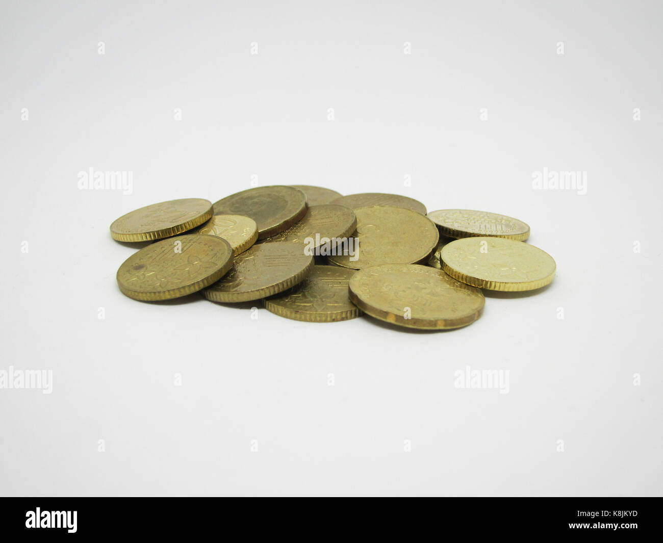Monete malesi su uno sfondo bianco (messa a fuoco selettiva) Foto Stock