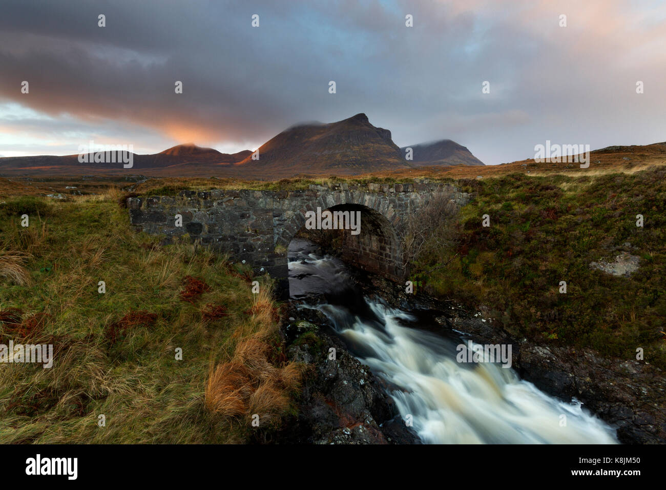 Un antico ponte in pietra accanto a un esistente894 strada in Sutherland Foto Stock