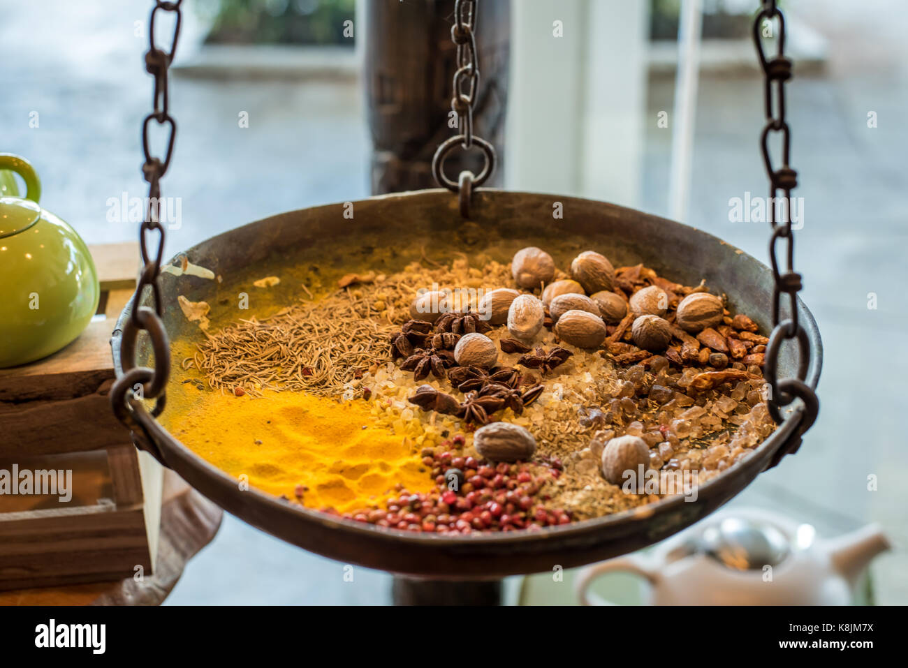 La cottura di spezie su un vassoio Foto Stock