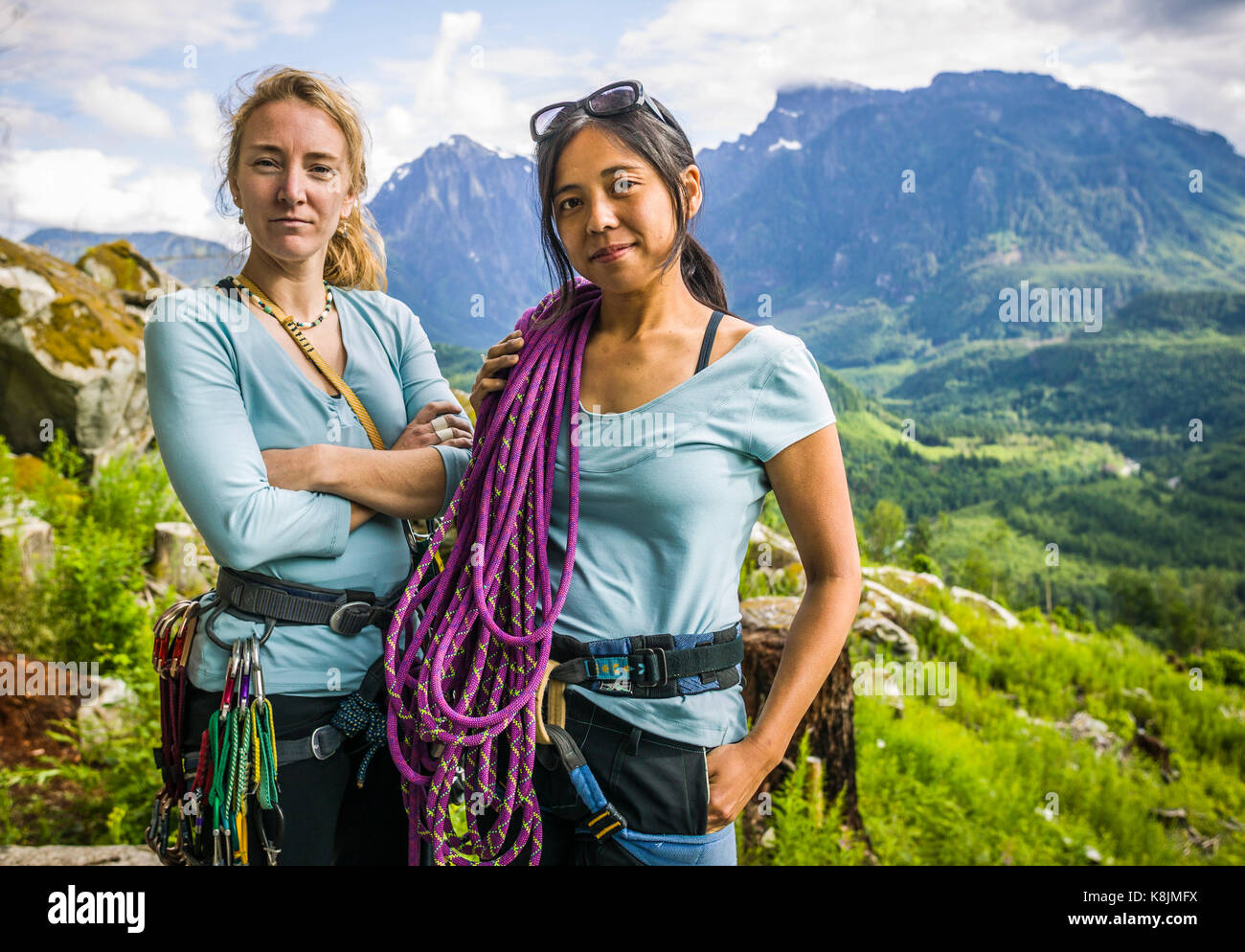 Un ritratto di due donne arrampicatori pronti per andare scalata, il Washington State Cascades, STATI UNITI D'AMERICA Foto Stock
