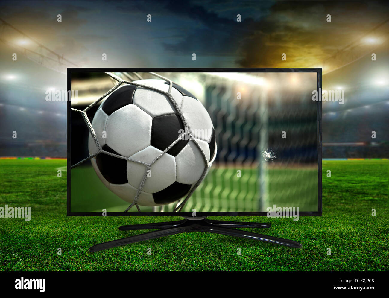 La visione di smart tv traduzione del gioco di calcio Foto stock - Alamy