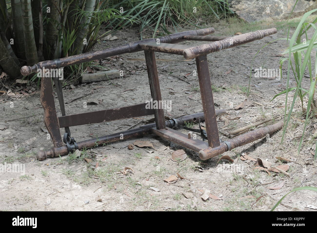 Vecchia sedia in legno classico essere fuori ordine lasciare disattivato Foto Stock