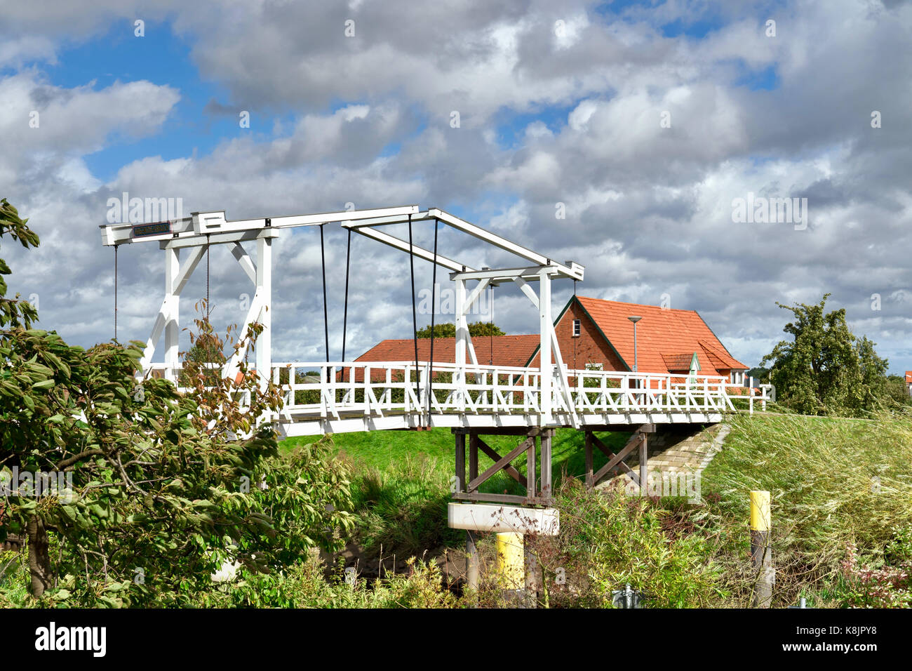 Ponte hoogendiek in altes land nei pressi di Lühe, il più grande frutto contigui-regione di produzione in Europa centrale si trova nei pressi di Amburgo, Germania Foto Stock