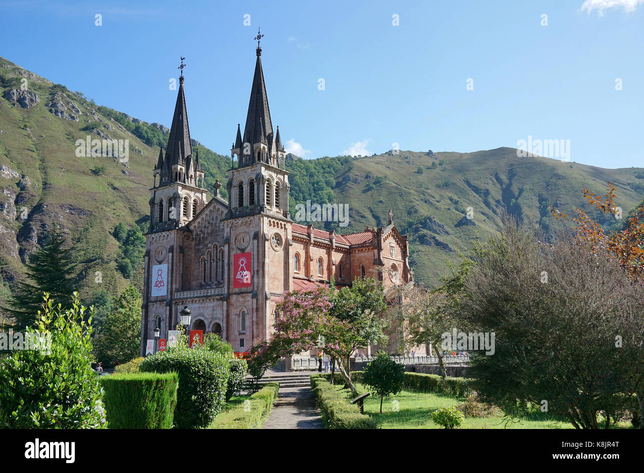 Basílica de Santa María la Real de Covadonga e grotta santa con la Vergine di covadonga Asturias Spagna Picos de Europa Foto Stock