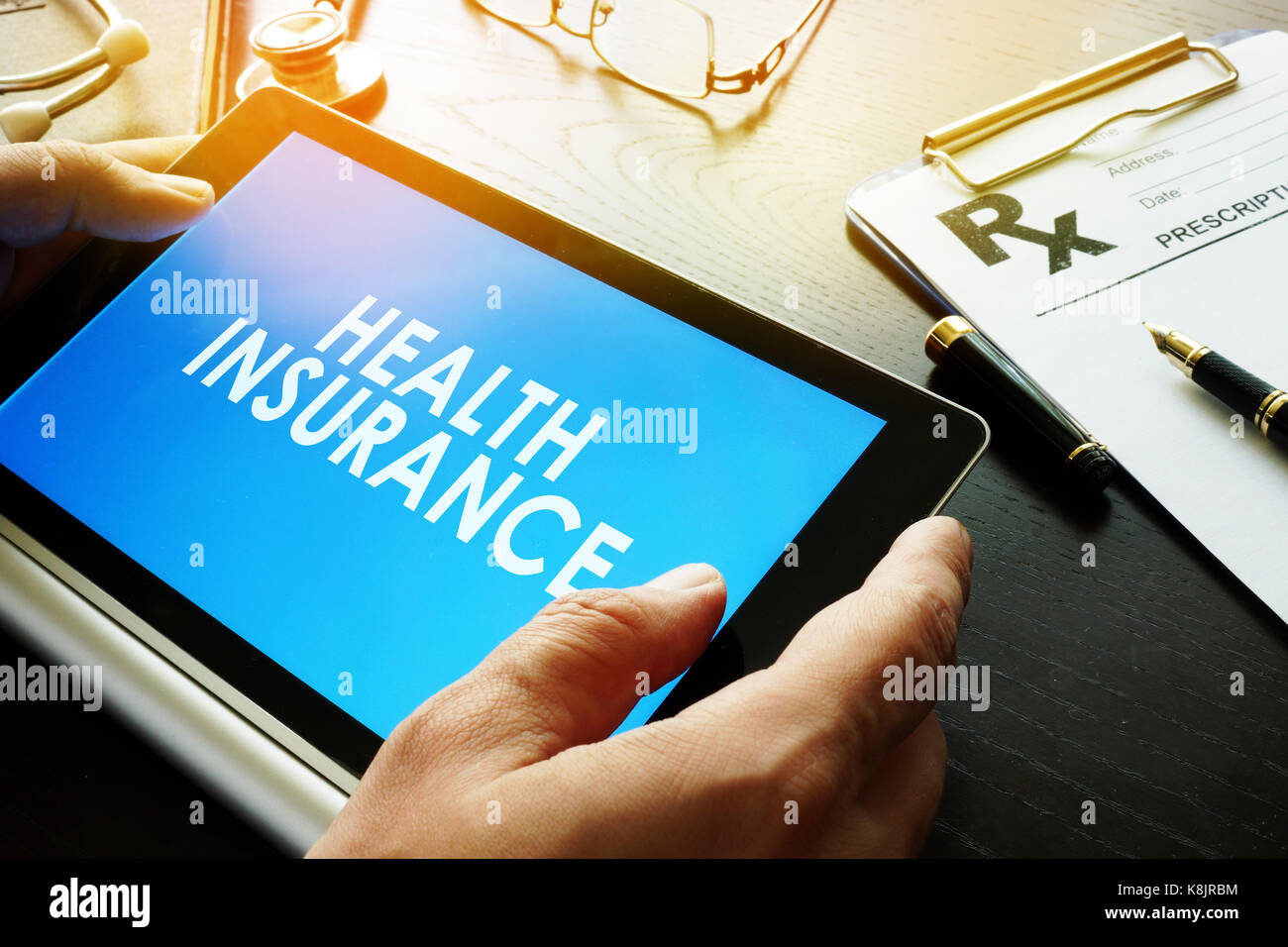 Parole di assicurazione sanitaria su uno schermo del tablet. Foto Stock