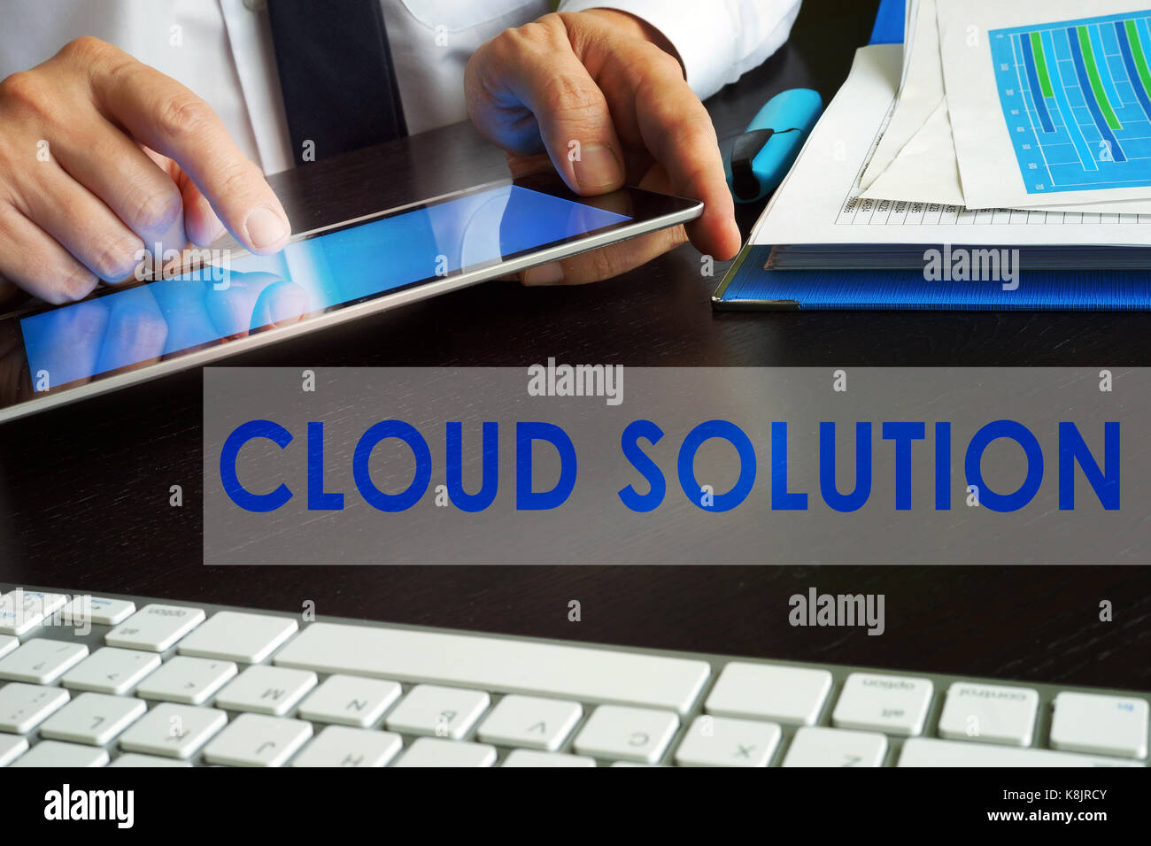 Soluzione cloud. uomo che lavora con la compressa. Foto Stock