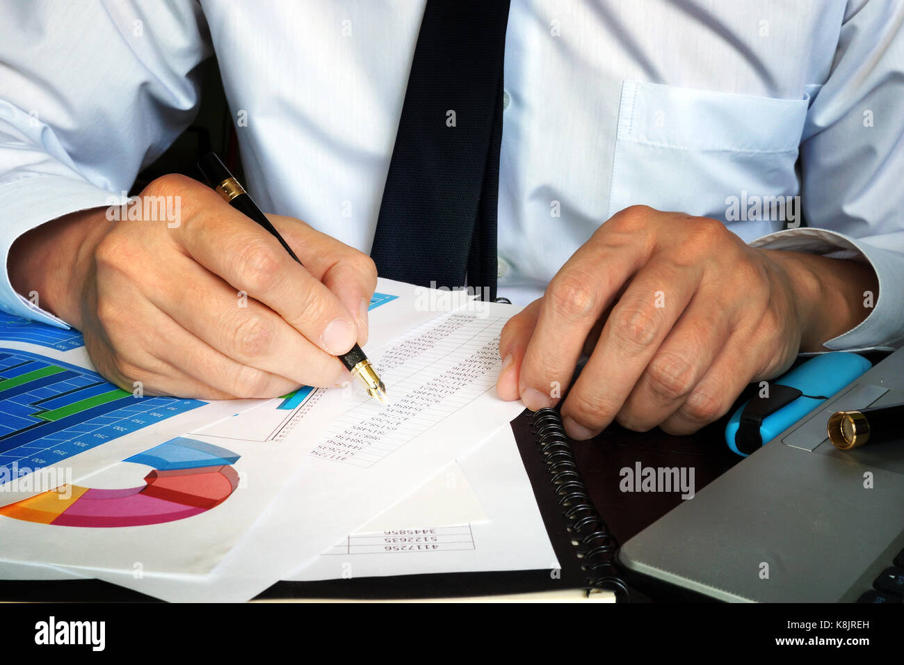 Imprenditore lavora in un ufficio con documenti. relazione finanziaria. Foto Stock