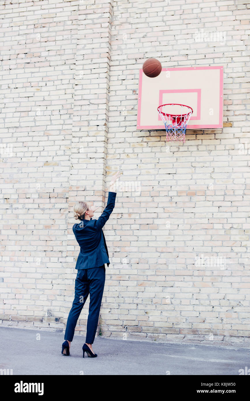 Imprenditrice giocare a basket Foto Stock