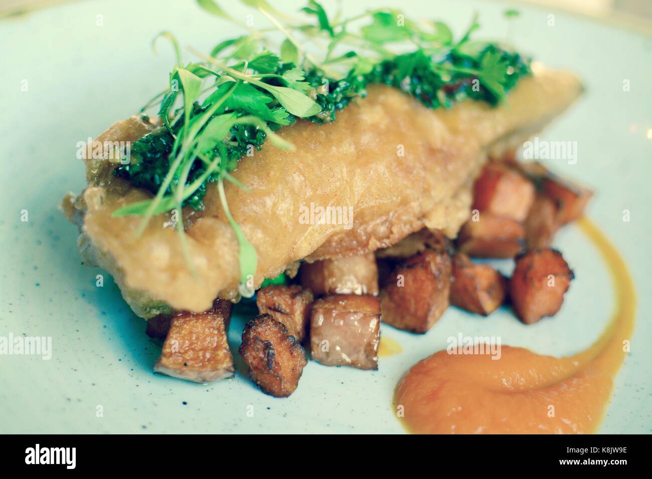 Martoriato gourmet di pesce fritto con patate dolci - filtro applicato Foto Stock