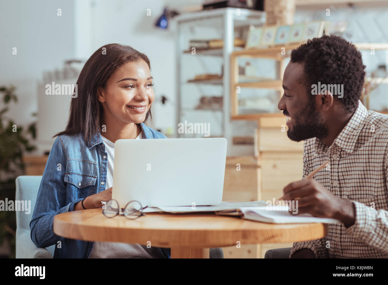 Piacevoli i colleghi a discutere di un progetto comune in cafe Foto Stock