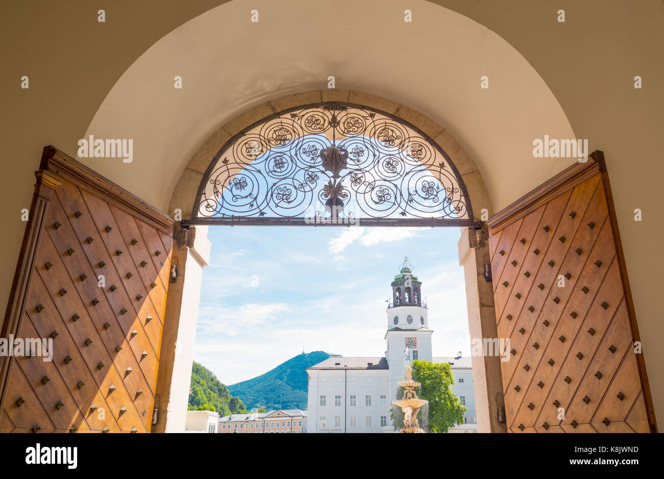 Austria, Salisburgo, vista della piazza della residenza dalla porta di ingresso di un nobile palazzo Foto Stock