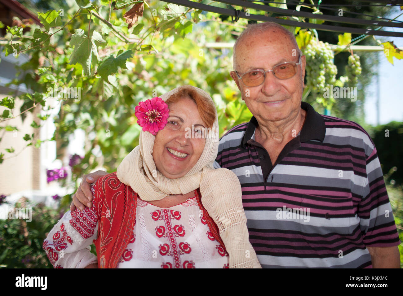 Il rumeno elder giovane, la donna vestita in rumeno tradizionale costumi folk. Foto Stock