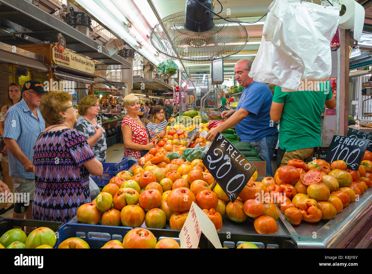 Valencia Spagna mercato, vista di persone shopping per i pomodori in una fase di stallo all'interno del mercado central - il mercato centrale - nel centro di Valencia. Foto Stock