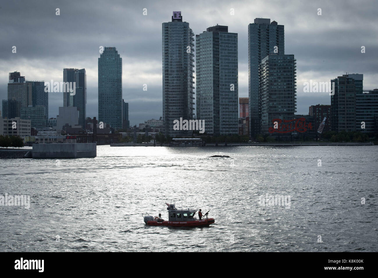La polizia armati pattugliano il fiume Hudson al di fuori della sede delle Nazioni Unite a New York, dove questa assemblea generale si svolge. Foto Stock