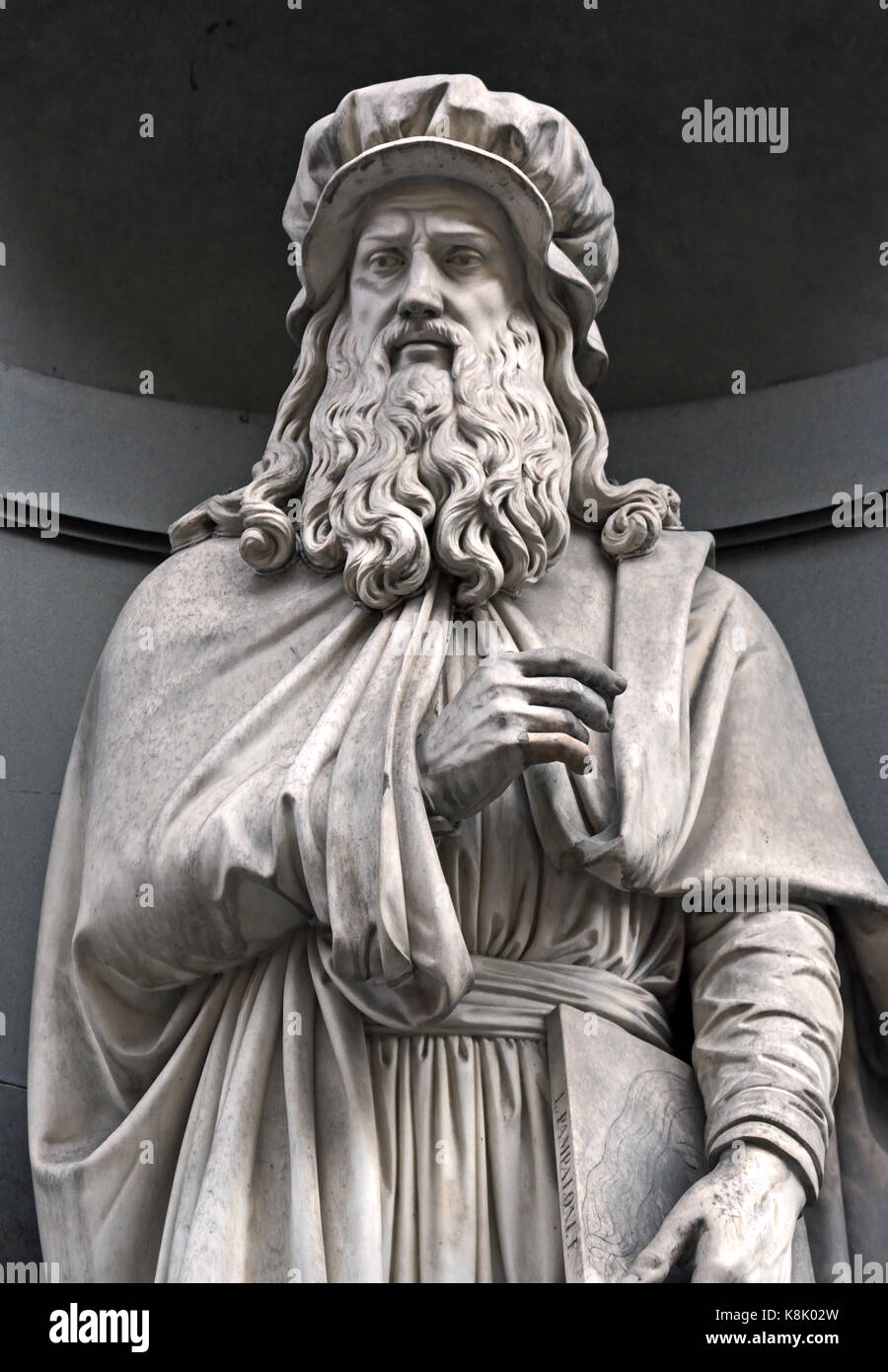 Leonardo da Vinci 1452 - 1519 ( Leonardo di ser Piero da Vinci ) Statua della Galleria degli Uffizi di Firenze e la toscana italia. LEONARDO DA VINCI da Luigi Pampaloni Foto Stock