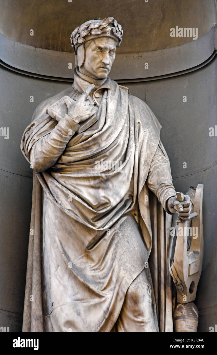 Poesia italiana Dante Alighieri di Paolo Emilio Demi, scolpito nel 1840 e nicchia in pietra prominente del colonnato della Galleria degli Uffizi a Firenze, Italia. Foto Stock