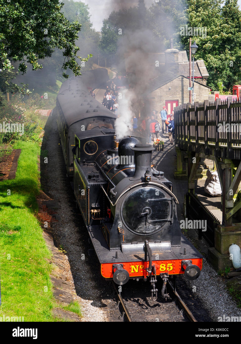Treno a vapore a Haworth stazione sul Keighley e vale la pena di valle ferroviaria West Yorkshire Inghilterra Foto Stock