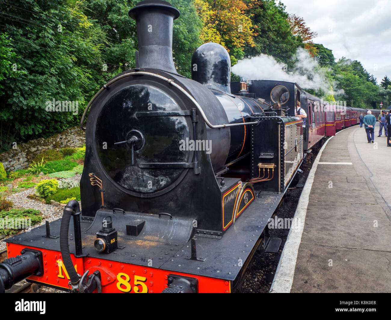 Treno a vapore a Haworth stazione sul Keighley e vale la pena di valle ferroviaria West Yorkshire Inghilterra Foto Stock