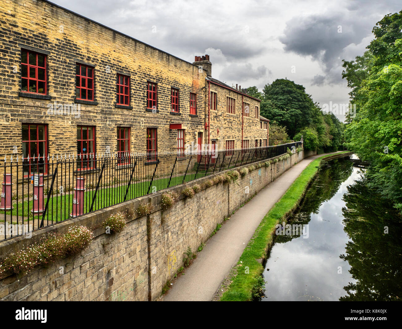 Leeds Industrial Museum a Armley Mills da Leeds e Liverpool Canal Leeds West Yorkshire Inghilterra Foto Stock