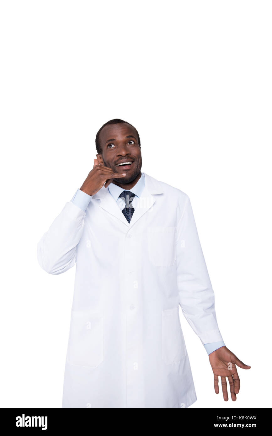 Medico fingendo telefono talk con la mano Foto Stock