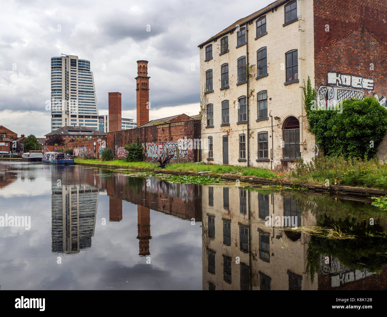 La moderna Torre di Bridgewater e la Vecchia Torre opere campaniles presso il Leeds e Liverpool Canal Leeds West Yorkshire Inghilterra Foto Stock