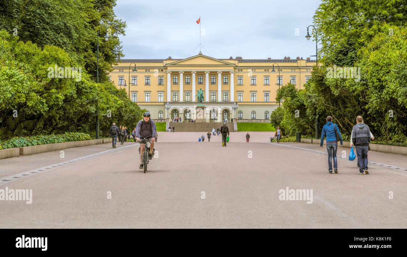 Vista sulla strada del palazzo reale di Oslo, Norvegia, la residenza ufficiale del re Harald V, presente monarca norvegese. Foto Stock