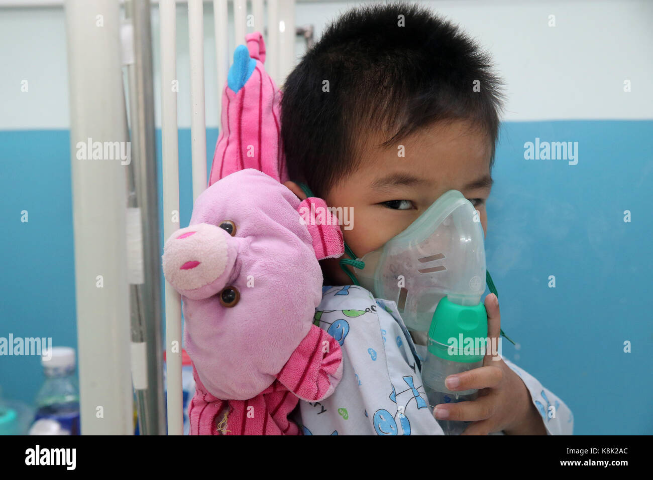 L'istituto del cuore offre un'assistenza di alta qualità ai pazienti vietnamiti affetti da malattie cardiache. Bambino in ospedale. Ho chi minh città. vietnam. Foto Stock
