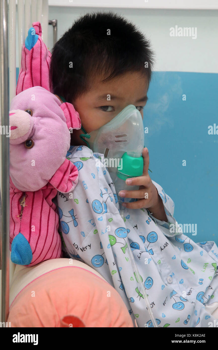 L'istituto del cuore offre un'assistenza di alta qualità ai pazienti vietnamiti affetti da malattie cardiache. Bambino in ospedale. Ho chi minh città. vietnam. Foto Stock